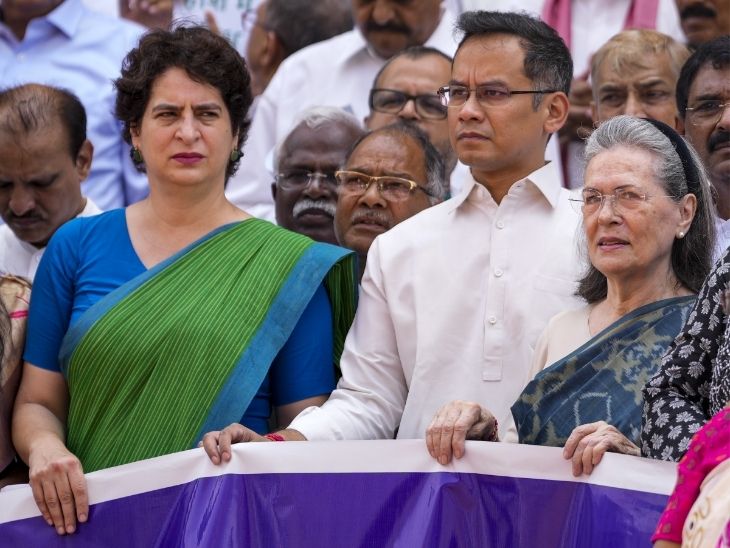 बिहार वोटर वेरिफिकेशन मामले पर विपक्ष ने लगातार तीसरे दिन संसद के बाहर प्रदर्शन किया। सोनिया गांधी भी इसमें शामिल हुईं।