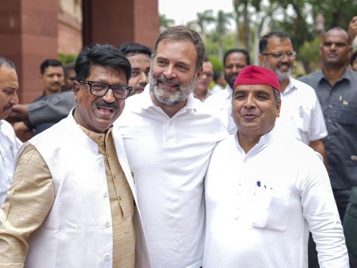 लोकसभा में विपक्ष के नेता राहुल गांधी भी संसद पहुंचे। उनके साथ सपा सांसद धर्मेंद यादव भी सदन पहुंचे।