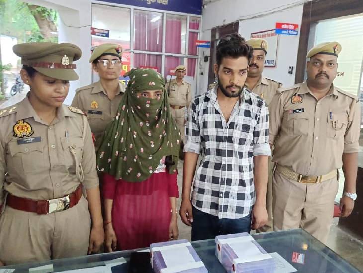 पुलिस ने रीना और उसके प्रेमी रिंकू को गिरफ्तार कर लूटे हुए गहने बरामद कर लिए हैं।