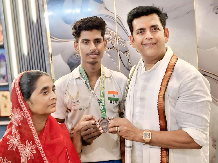 सांसद रवि किशन ने किया सम्मानित