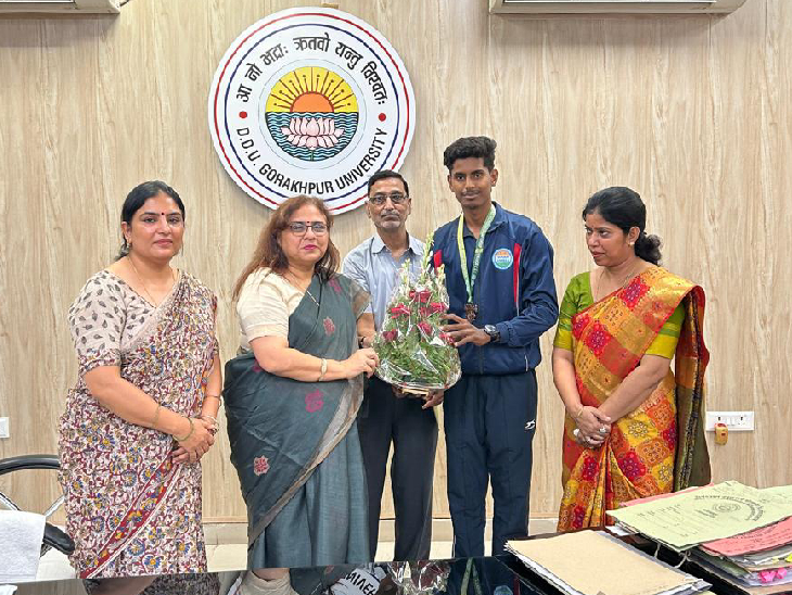 प्रोफेसर पूनम टंडन ने किया सम्मानित