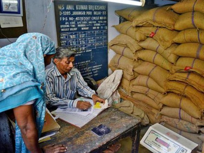 देश में 23 करोड़ सक्रिय राशन कार्ड हैं। इसके तहत फ्री या कम मूल्य में राशन मिलता है। - Dainik Bhaskar