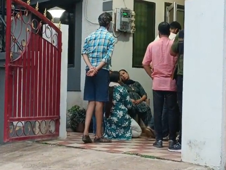 घटना के बाद परिजनों का रो-रोकर बुरा हाल है।