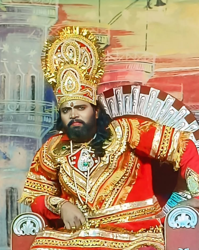गांव के मंच पर बुल्लू कुमार