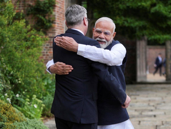 मोदी और स्टार्मर ने एक दूसरे को गले लगाया।