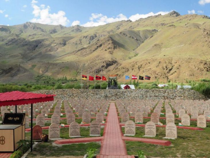 कारगिल के द्रास में गुलाबी बलुआ पत्थर से कारगिल युद्ध में शहीद हुए भारतीय सेना के जवानों की याद में स्मारक बनाया गया है। - Dainik Bhaskar