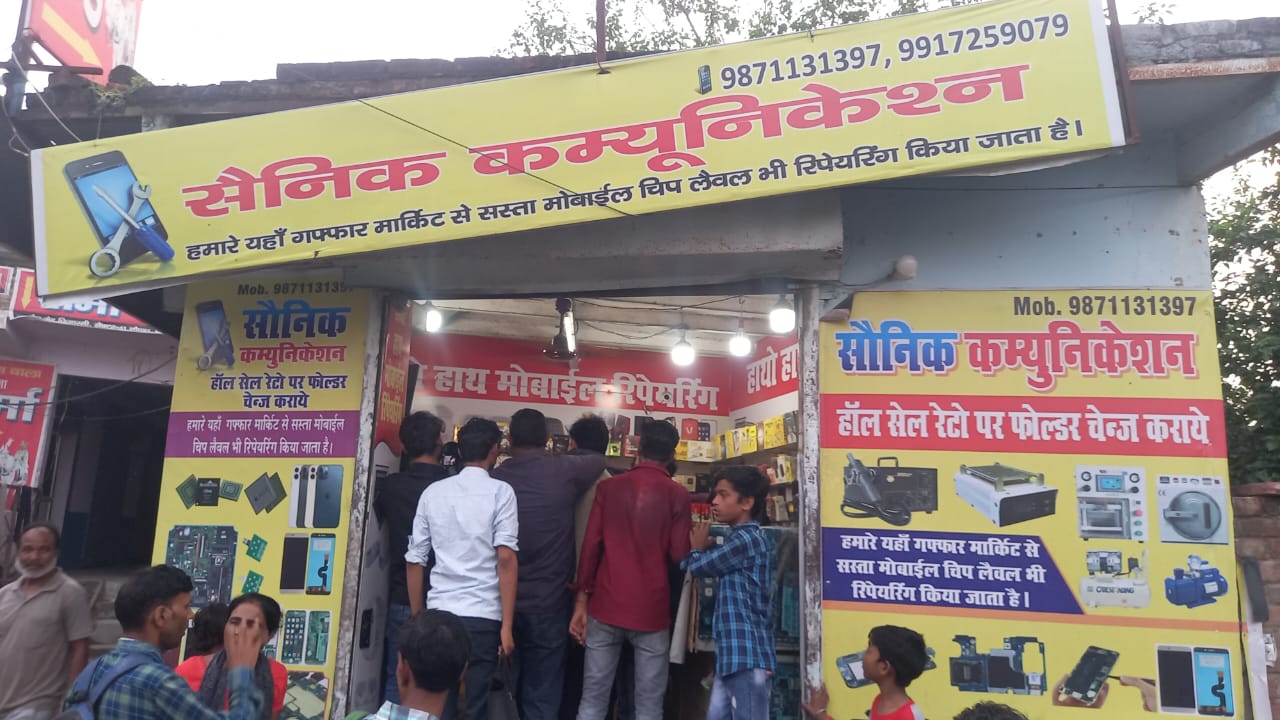 ये नोएडा में वही दुकान है, जहां जीशान अक्सर आता था। घंटों बैठा रहता था।