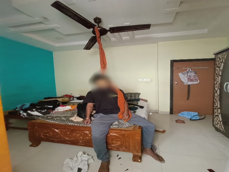 चुनरी के फंदे पर लटका मिला शव।