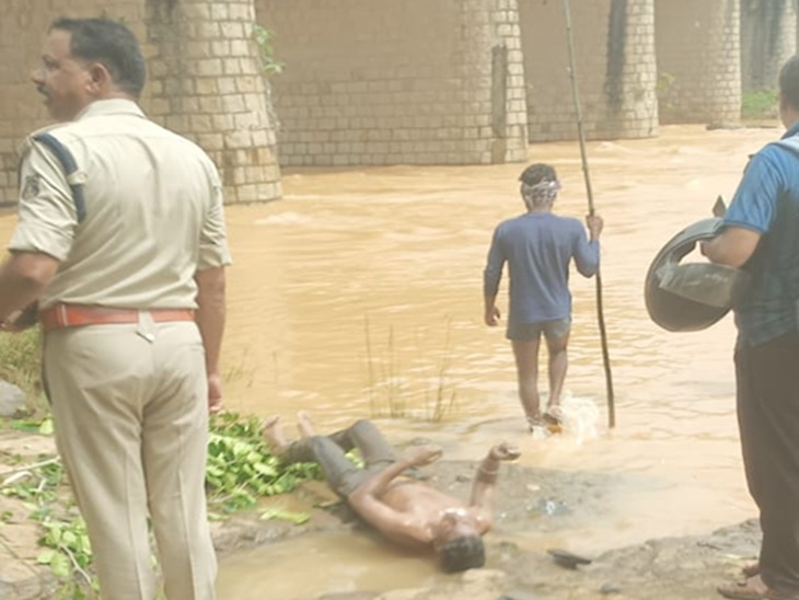 घुनघुट्टा नदी में मिला एक युवक का शव - Dainik Bhaskar