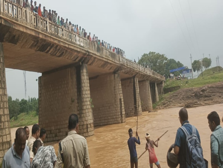 पुलिस चला रही रेस्क्यू अभियान।