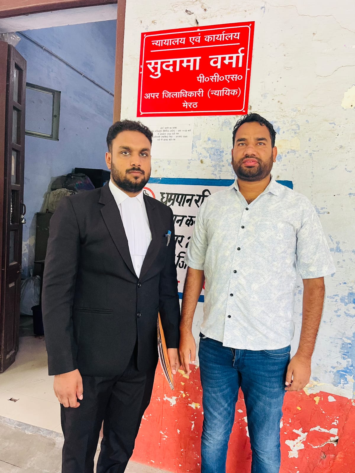 कोर्ट में आपत्ति दर्ज कराने पहुंचा छात्र नेता विनीत चपराना