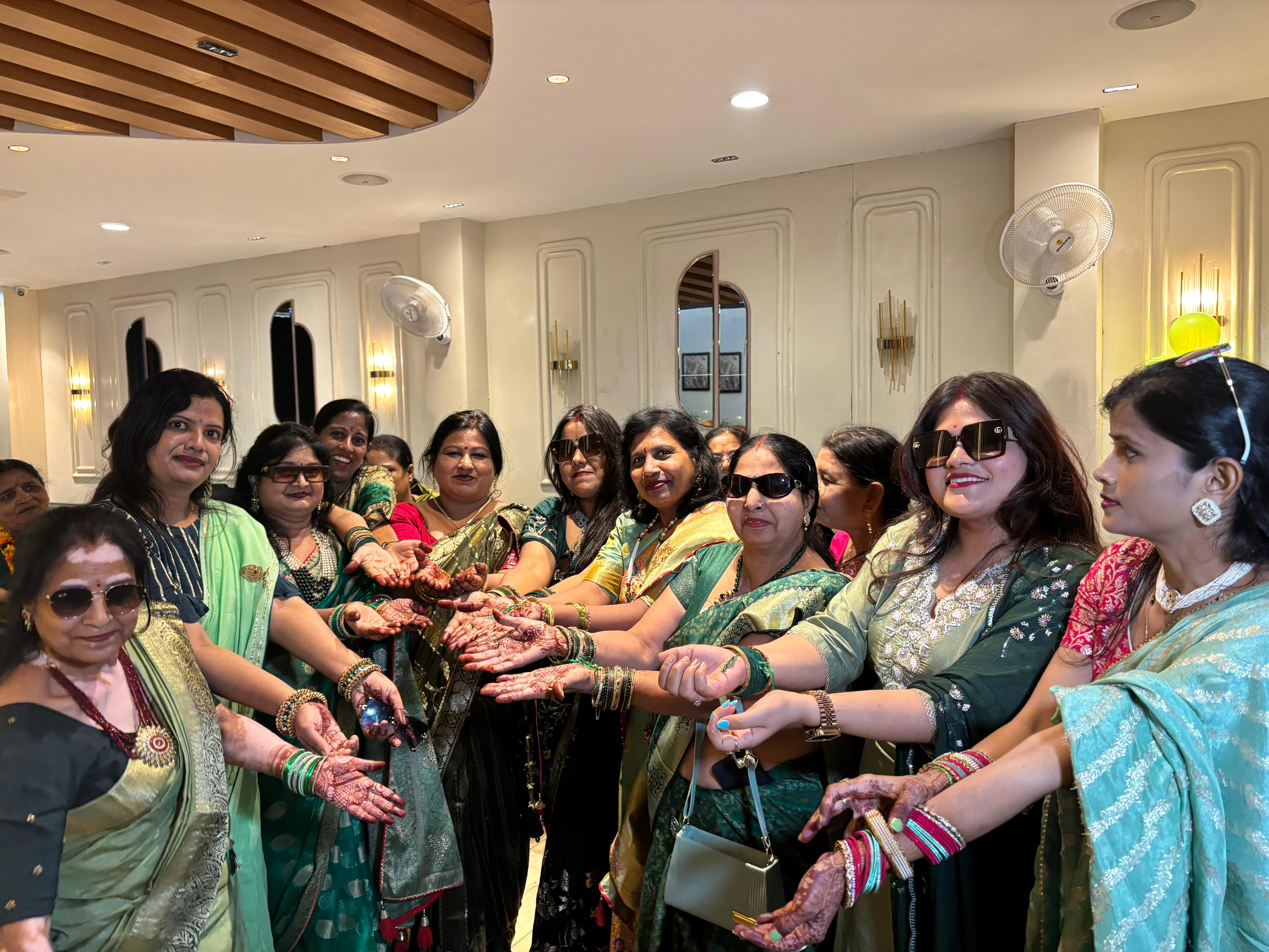 कार्यक्रम में महिलाओं ने हरे पिरधान पहन किया इंजॉय