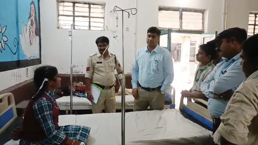 छात्रा से जानकारी लेते तहसीलदार कुलभूषण शर्मा व पुलिस।