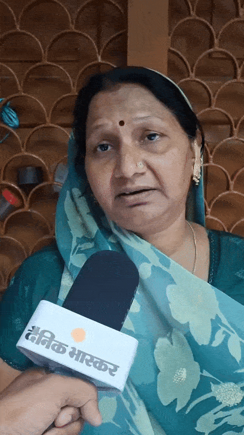 वाराणसी में महिलाओं ने बताई समस्या।