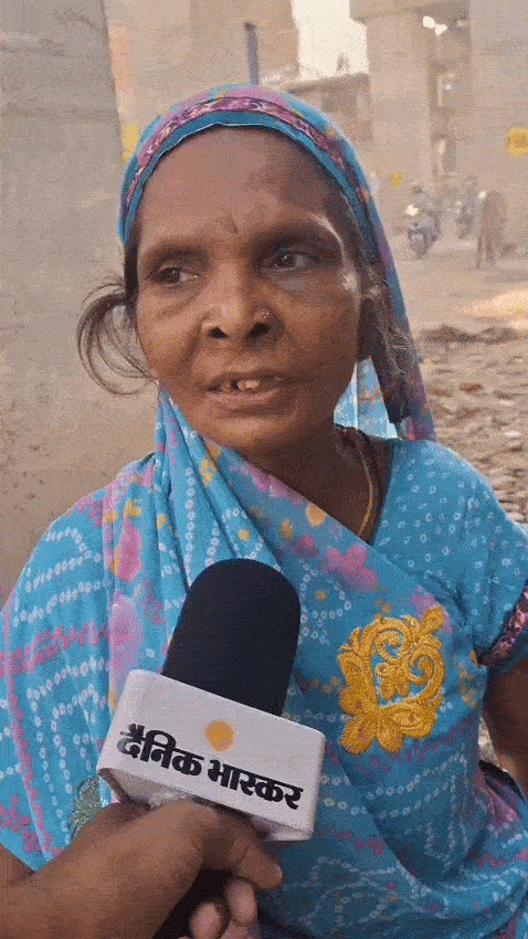 स्थानीय निवासी माधुरी ने बताया- सीवर के पानी की यहां दो साल से दिक्कत है जिससे लोग अक्सर गिर रहे हैं।