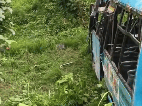 खाडीत पडलेल्या बसचे मोठे नुकसान झाले आहे.