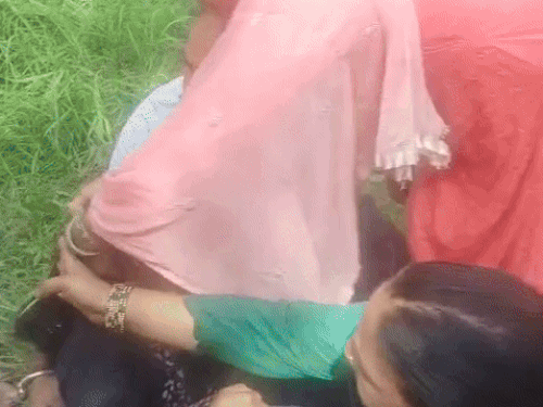 अपघातानंतर लगेचच परिसरातील लोक घटनास्थळी पोहोचले आणि जखमींना मदत केली.