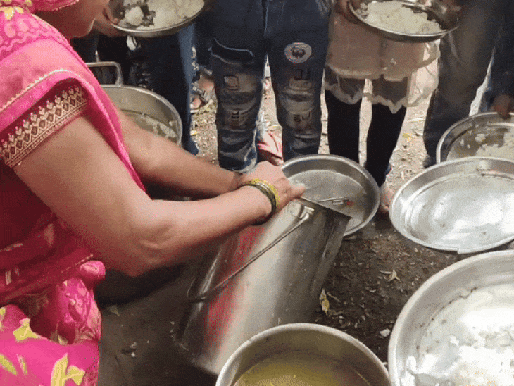 स्कूली बच्चों को पानी जैसी दाल परोसी गई।
