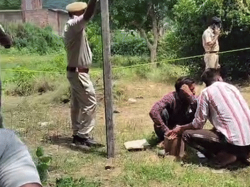 सूचना मिलते ही पुलिस घटनास्थल पर पहुंची थी और बच्चे को बोरवेल से निकालने की कोशिशों में जुट गई थी।