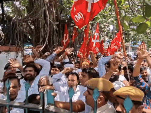 कलेक्ट्रेट के बाहर विरोध-प्रदर्शन करते लोग।