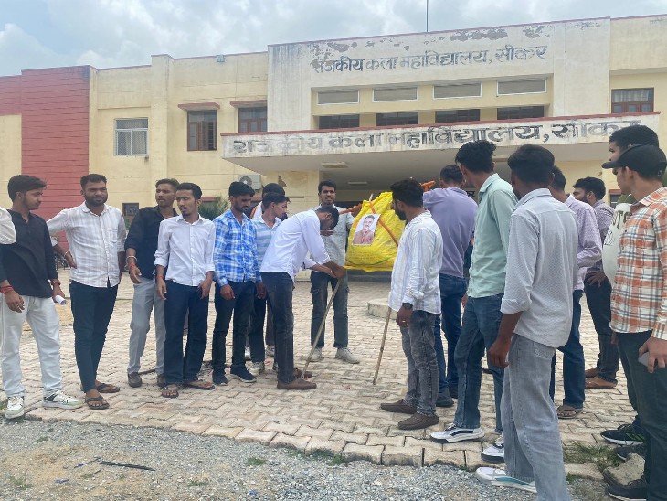 सीएम का पुतला जलाते हुए छात्र।