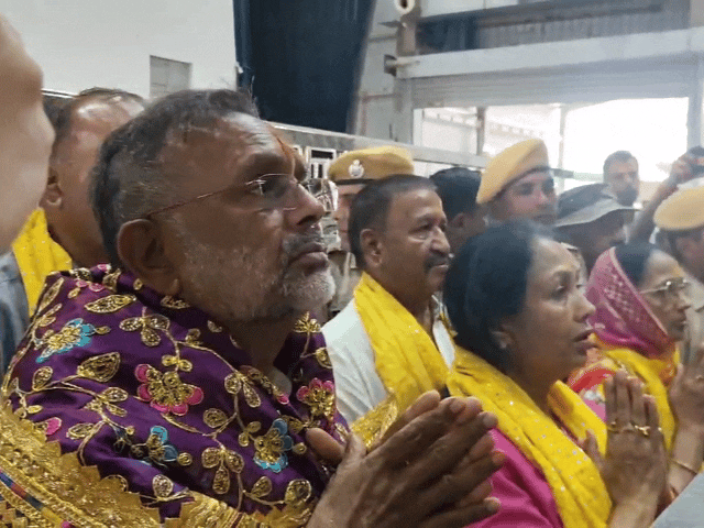 मंदिर में दर्शन करते हुए ऊर्जा मंत्री हीरालाल नागर।
