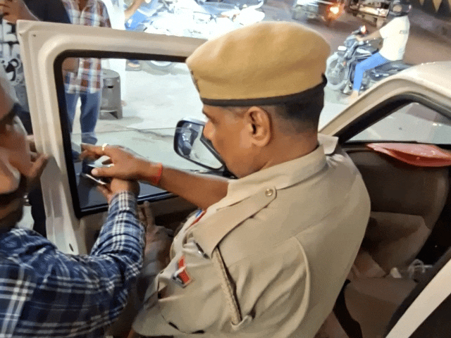 कल्याण सर्किल पर गाड़ियों से काली फिल्म हटाते हुए पुलिस।