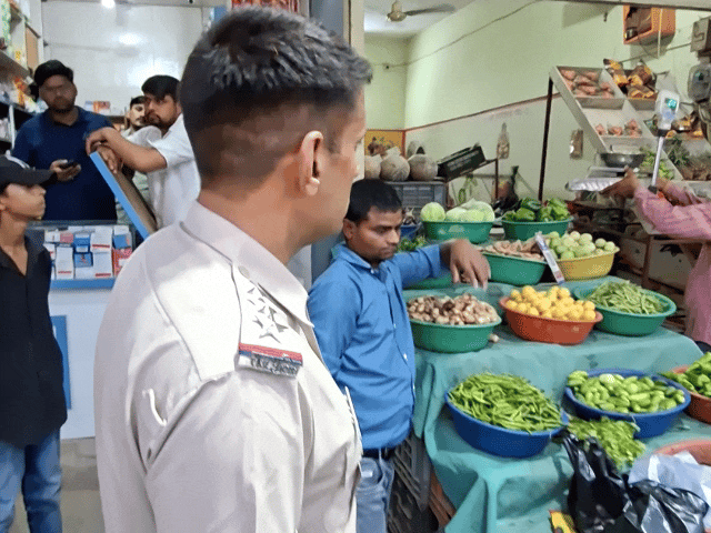 पिपराली चौराहे पर अतिक्रमण हटवाते हुए SHO मनोज कुमार भाटीवाड़।