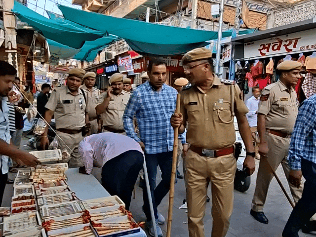 तबेला मार्केट से अतिक्रमण हटवाती पुलिस।