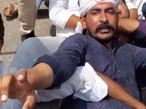 प्रदर्शनकारी छात्रों पर पुलिस ने हल्का बल प्रयोग भी किया।