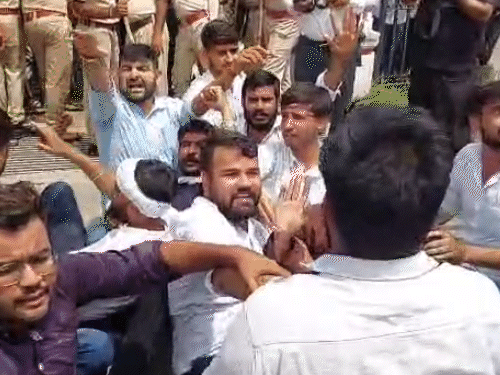 पुलिस ने महेश चौधरी और कमल चौधरी समेत 2 दर्जन से ज्यादा छात्रों को हिरासत में लिया।