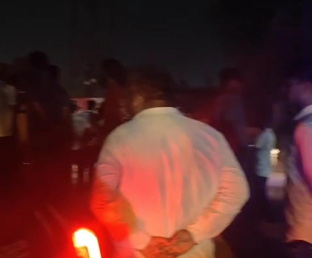 बिजली न आने पर सड़क पर हंगामा करते लोग।