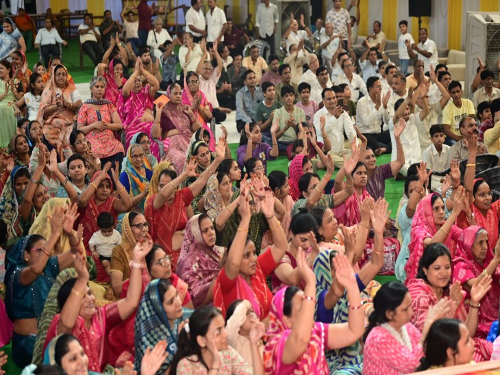 आचार्य वर्धमान जी सागर की धर्म सभा में रोजाना श्रद्धालुओं की भारी भीड़ उमड़ रही है।