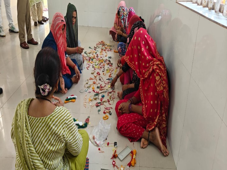 जेल में महिला बंदियों को राखी बनाने का प्रशिक्षण देते खजानी वेलफेयर सोसाइटी के प्रशिक्षक