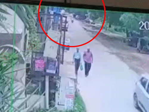 फुल स्पीड में आ रही कार ने पहले स्कूटी सवार महिला को मारी टक्कर।