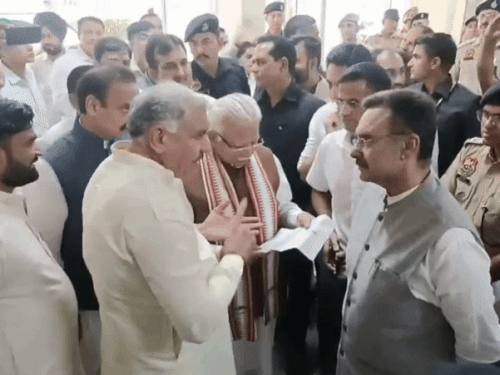 करनाल में पूर्व सीएम लोगों की शिकायते सुनते हुए।
