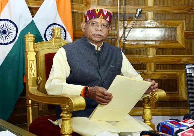 हिमाचल के राज्यपाल शिव प्रताप शुक्ल राजभवन में मीडिया से बात करते हुए।