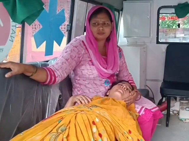 हादसे के बाद घायल महिलाओं को अस्पताल में भर्ती कराया गया है।