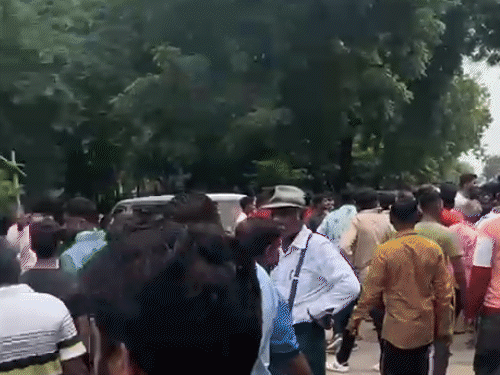 हादसे के बाद भीड़ जमा हो गई।