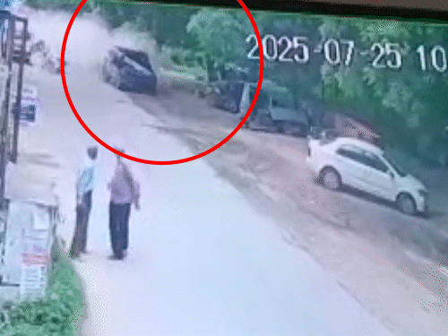 कार की टक्कर से स्कूटी सवार महिला उछलकर कार की बोनट पर फंस गई थी।