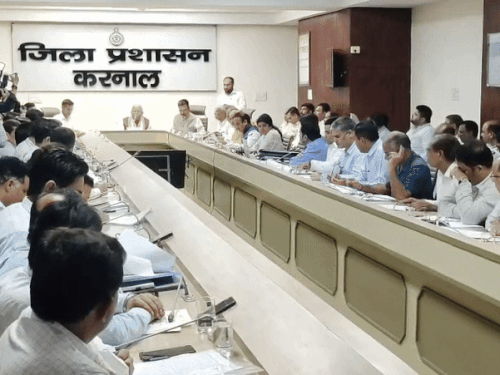 करनाल में अधिकारियों के साथ मीटिंग करते पूर्व सीएम।