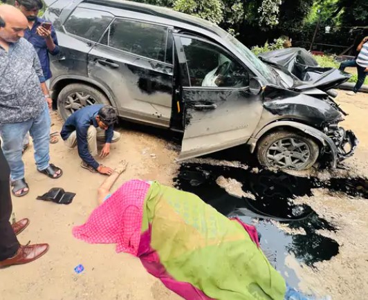 स्कूटी सवार महिला की मौके पर ही मौत हो गई।