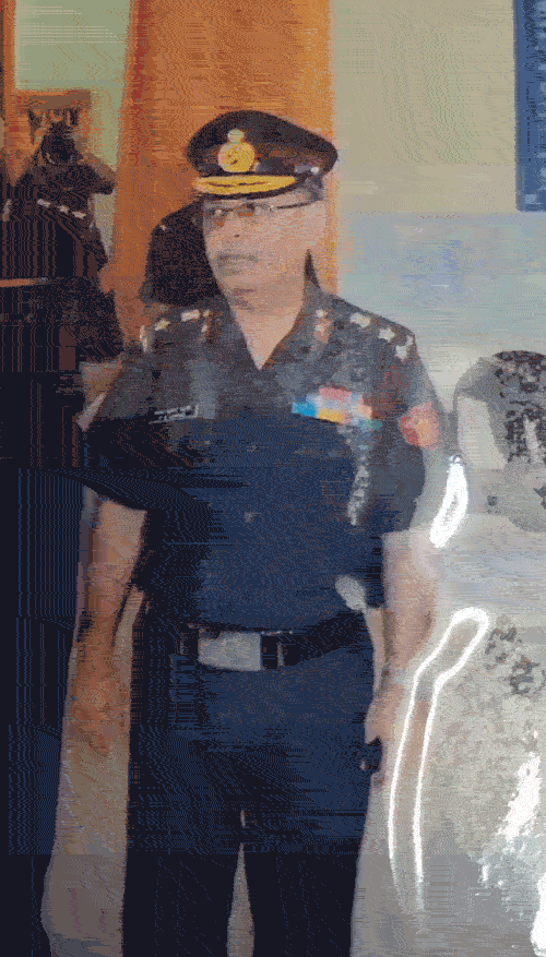 रिटायर्ड ब्रिगेडियर प्रणव लहरी की ये तस्वीरें कारगिल युद्ध के बाद की हैं, उन्होंने जंग के दौरान 1000 से ज्यादा जवानों का इलाज किया था। इसमें 2 पाकिस्तानी सैनिक भी थे।