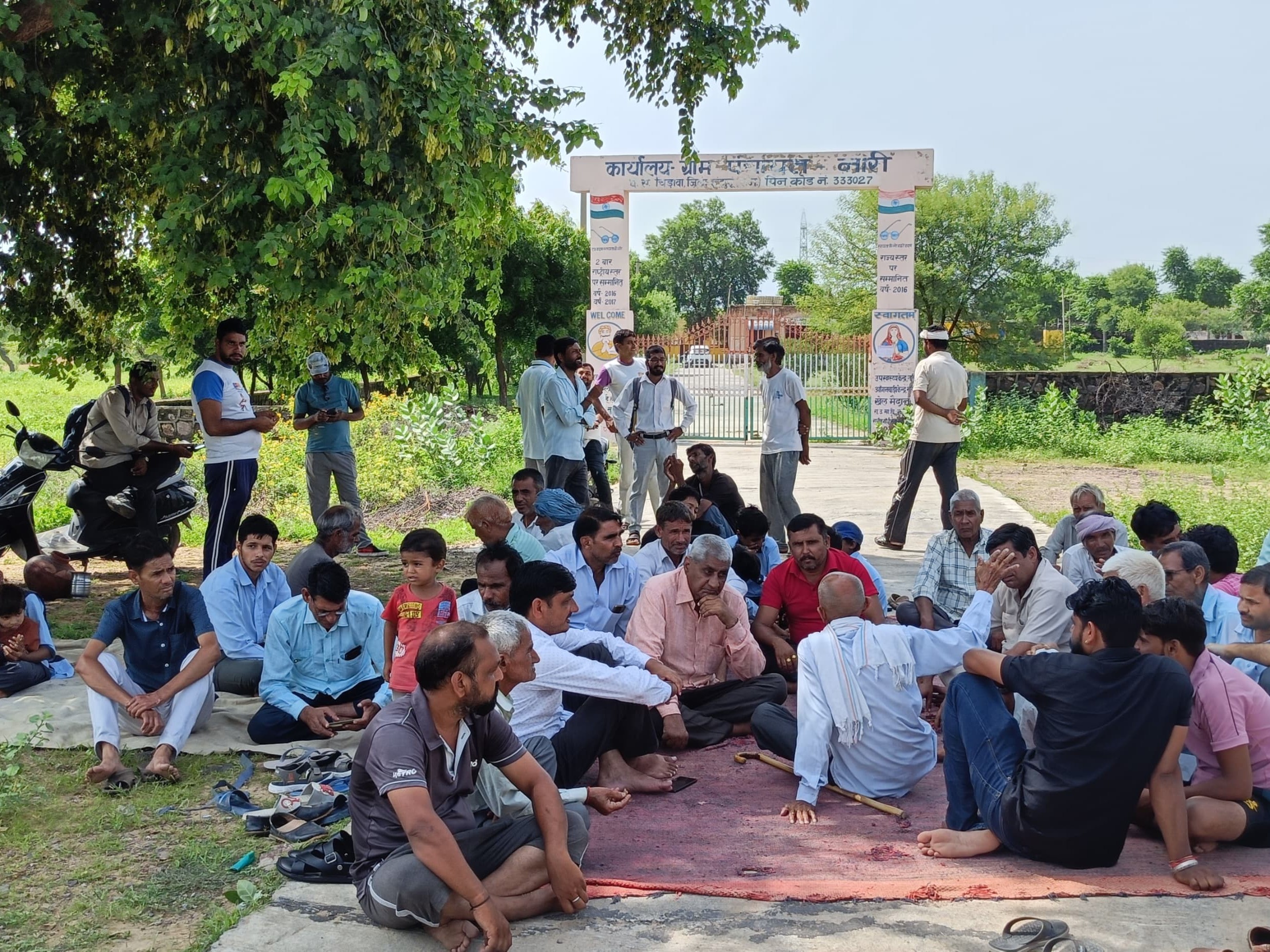 ग्रामीण अवैध खनन करने वालों पर कार्रवाई की मांग को लेकर धरने पर बैठ गए।