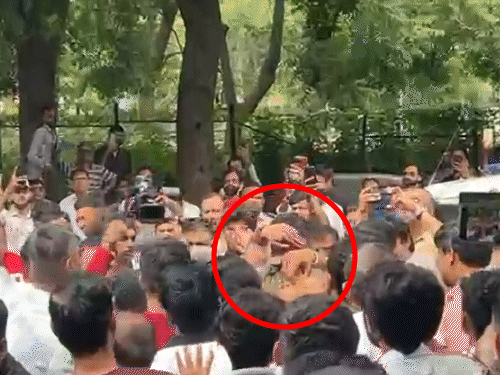 लोगों ने कार चालक को पकड़कर पुलिस के हवाले कर दिया।