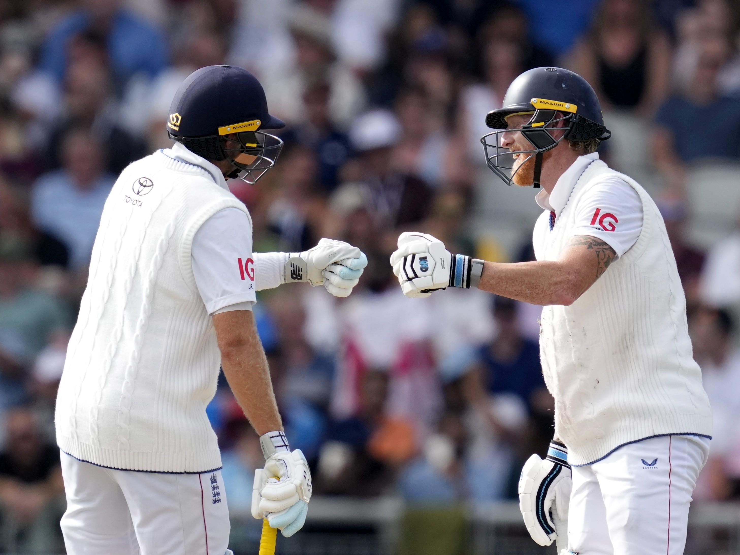 Joe Root and Ben Stokes together added 142 runs for the fifth wicket. - Dainik Bhaskar