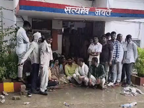 अकबरपुर कोतवाली में गुरुवार को मंत्री प्रतिभा शुक्ला अपने समर्थकों के साथ धरने पर बैठीं थीं।