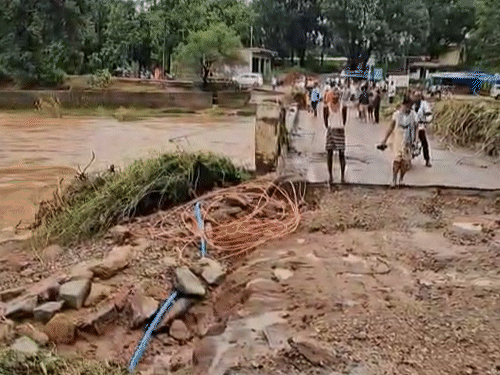 मछली नदी पुल का एप्रोच क्षतिग्रस्त, आवागमन बंद