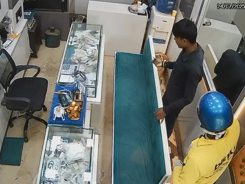 The miscreant showed the pistol and asked the employee's key to the vault, threatened to shoot for not telling.