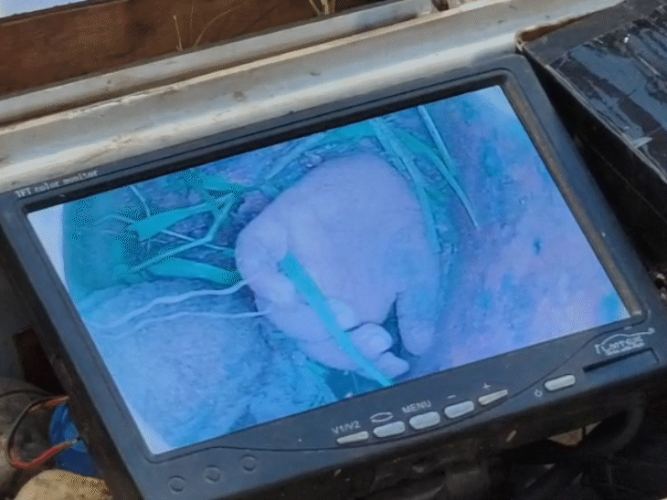 सीसीटीवी में बच्चे का हाथ दिखाई दिया था। इसके बाद निकालना शुरू किया गया।